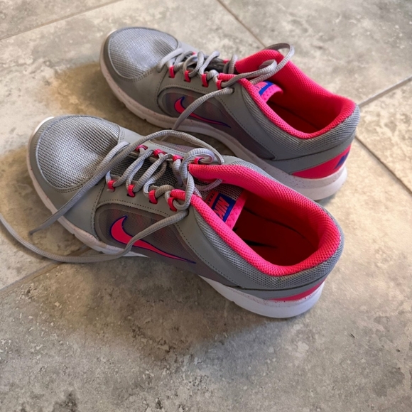 Nike training shoes - Picture 2 of 3